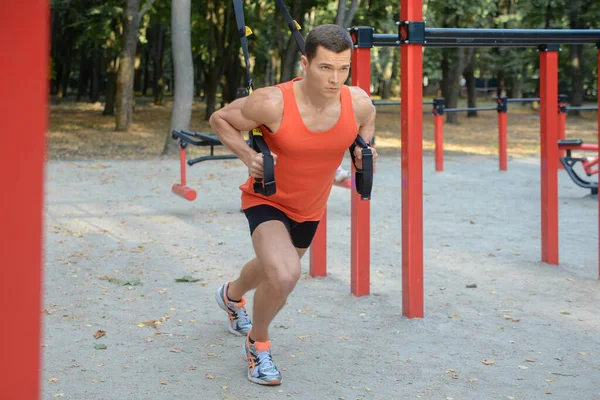 Chico Deportivo Está Haciendo Ejercicio Parque Patio Recreo Verano — Foto de Stock