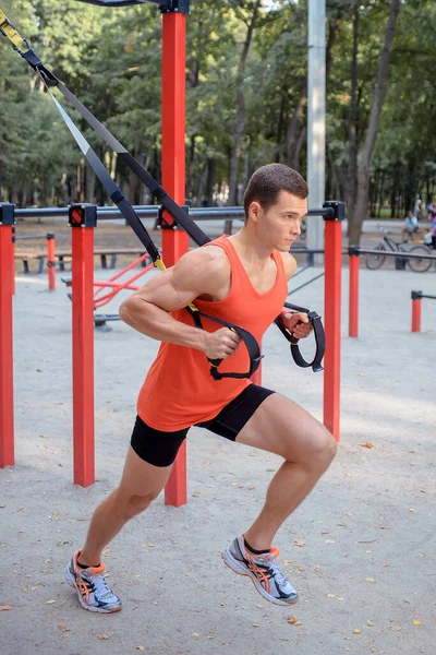 Chico Deportivo Está Haciendo Ejercicio Parque Patio Recreo Verano — Foto de Stock