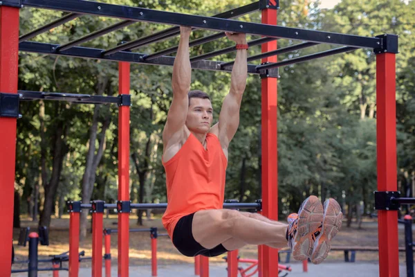 Chico Deportivo Está Haciendo Ejercicio Parque Patio Recreo Verano — Foto de Stock