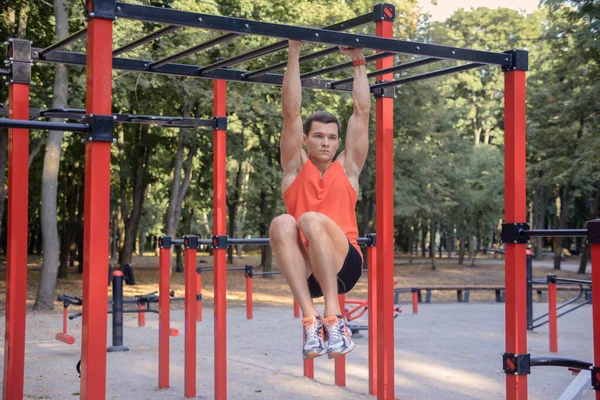 Esportes Cara Está Exercitando Parque Playground Verão — Fotografia de Stock