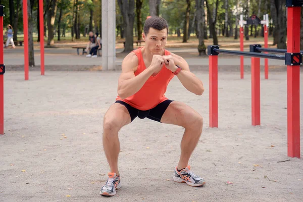 Chico Deportivo Está Haciendo Ejercicio Parque Patio Recreo Verano — Foto de Stock