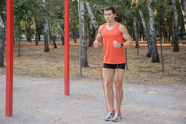 Chico Deportivo Está Haciendo Ejercicio Parque Patio Recreo Verano — Foto de Stock