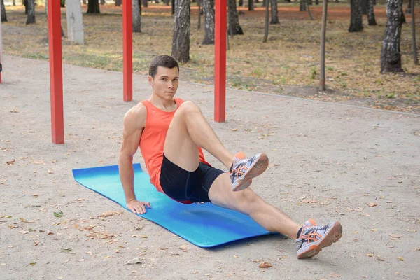 Jovem Treinador Realiza Esportes Livre Faz Diferentes Exercícios — Fotografia de Stock