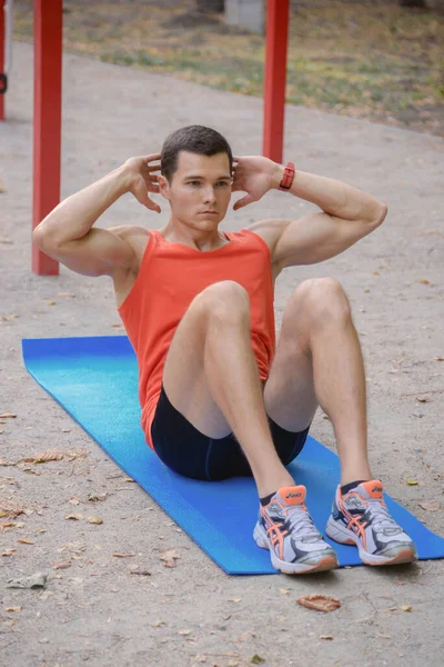 Chico Deportivo Está Haciendo Ejercicio Parque Patio Recreo Verano — Foto de Stock