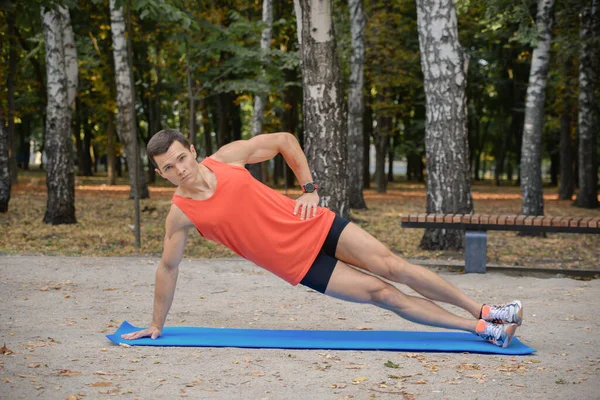 Chico Deportivo Está Haciendo Ejercicio Parque Patio Recreo Verano — Foto de Stock