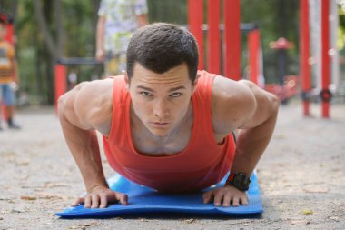 Erkek koşucu eğitimi. Parkta kaslarını esneten erkek sporcu. Sağlıklı, sağlıklı, sağlıklı bir yaşam tarzı. Spor, kardiyo, egzersiz konsepti