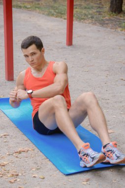 Erkek koşucu eğitimi. Parkta kaslarını esneten erkek sporcu. Sağlıklı, sağlıklı, sağlıklı bir yaşam tarzı. Spor, kardiyo, egzersiz konsepti