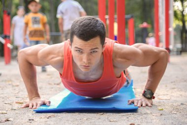 Erkek koşucu eğitimi. Parkta kaslarını esneten erkek sporcu. Sağlıklı, sağlıklı, sağlıklı bir yaşam tarzı. Spor, kardiyo, egzersiz konsepti