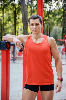 Genç erkek antrenör dışarıda egzersiz yapıyor. sağlıklı yaşam tarzı