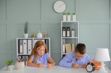 Çocuklar ödevlerini birlikte yaparlar. Okula geri dön.