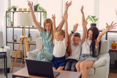 Birlikte film izleyen mutlu bir aile. karantinada online eğitim