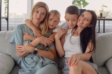 Birlikte film izleyen mutlu bir aile. karantinada online eğitim