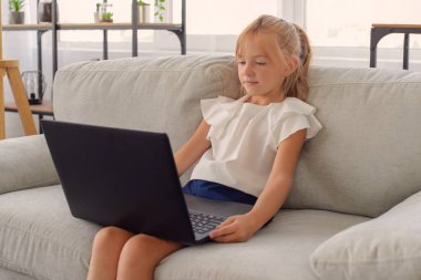 Okuldaki ilk günüm. Sevimli ve mutlu küçük kız çocukları dizüstü bilgisayar kullanıyor, online e-öğrenim sistemi üzerinden çalışıyorlar.