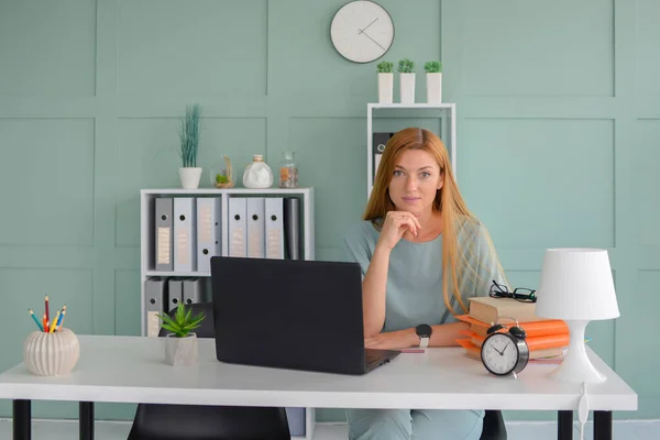 オフィスのノートパソコンで働く若い女性ビジネスウーマンは — ストック写真