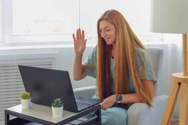 Evde Dizüstü Bilgisayarla Çalışan Genç Bir Kadın — Stok fotoğraf