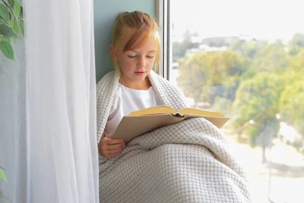 Słodkie Dziewczyna Uczennica Czytanie Książki Przez Okno Domu — Zdjęcie stockowe