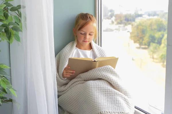 Güzel Liseli Kız Evde Pencerenin Kenarında Kitap Okuyor — Stok fotoğraf