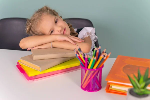 Zurück Zur Schule Und Eine Glückliche Zeit Drinnen Sitzt Ein — Stockfoto