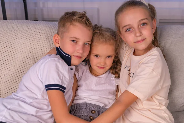 Família Feliz Juntos Irmão Duas Irmãs Brincam Casa Conceito Escola — Fotografia de Stock