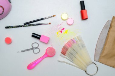 Tırnak cilası ve beyaz arka plan görünümlü manikür ekipmanları