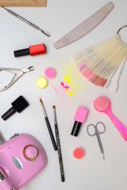 Tırnak cilası ve beyaz arka plan görünümlü manikür ekipmanları