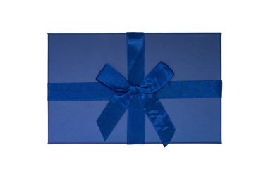 Beyaz arka planda mavi fiyonklu karton hediye kutusu izole edildi. Yüksek kalite fotoğraf