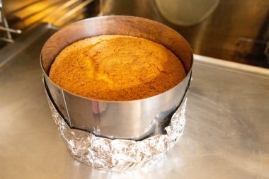 Kek soğur, pasta kırışık folyoda soğutulur, pasta soğutma sırasında kırışık alüminyum üzerinde dinlenir.