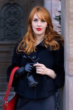 Şık kadın alışverişi, sofistike alışverişçi butik girişinde kendine güveni tam.