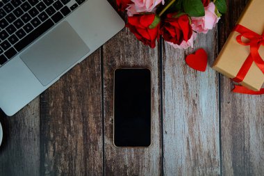 Dizüstü bilgisayar ve Sevgililer Günü 'nü ara. Yüksek kalite fotoğraf