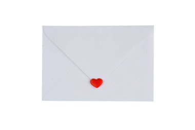 Kırmızı kalp etiketli beyaz zarf, temiz beyaz arka planda romantik kırtasiye fotoğrafı, mühürlü aşk mektubu teslimata hazır.,
