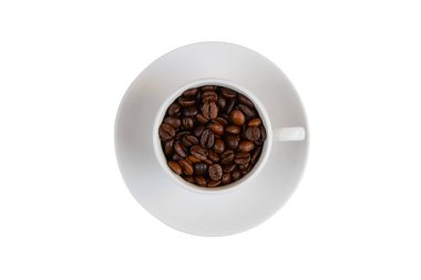 Fasulyelerle dolu tepeden tırnağa kahve fincanı, romantik sevgililer günü sükuneti, temiz beyaz arkaplan odaklı beyaz seramik bardak.,