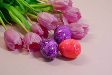 Bir buket güzel çiçek ve arka planda Paskalya yumurtası. Yüksek kalite fotoğraf