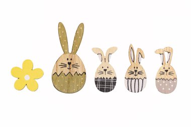 Dört Tahta Tavşan Süslemesi Çiçekli, Karışık desenler ve Boyutlar Sıralanmış Parlak Sarı Çiçek Aksanı, Tuhaf Bahar Manteli Biçimli