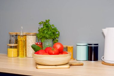 Mutfak tezgahındaki ahşap kasede salata için sebzeler. Yüksek kalite fotoğraf