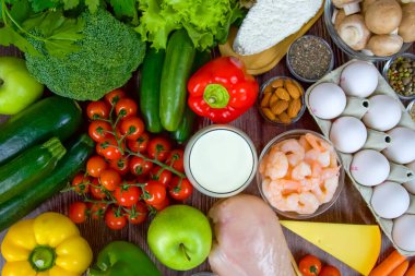 Koyu dokulu masa üzerinde pek çok farklı sağlıklı yiyecek, düz yatak. Yüksek kalite fotoğraf