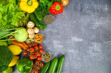Karanlık arka planda taze sebze çeşitleri. Yüksek kalite fotoğraf