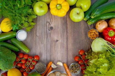 Mutfak masasında taze sebzeler, yumurta, peynir, makarna, tahıl ve otlar, dengeli beslenme ve temiz yeme konseptiyle sağlıklı gıda çeşitleri. Yüksek kalite fotoğraf