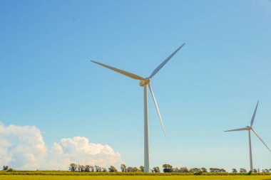 Açık Alan Önplanına Hükmeden Dev Türbin Bıçağı, Düşük Bakış Perspektifi Mühendislik Ölçeklendirmesi ve Uzak Mesafeli Parlak Metal Eğriliği