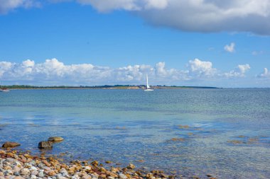 Huzurlu Denizcilik Sahnesi. Idyllic Denizcilik Ayarları Uzak Ufuk ile Huzurlu Deniz Burnu Karşısında Küçük Gemi Gösteriyor