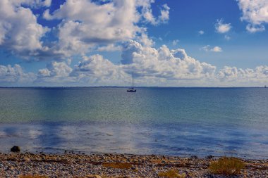 Sakin Deniz Üzerindeki Huysuz Bulut Yatılı Tekne, Çakıl Sahili Üzerindeki Hafif Karşıtlık, Sinema Atmosferi Uyumlu
