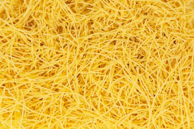Çiğ vermicelli desenli arka plan, altın çorbalı makarna deseni, küçük ev yapımı makarna makarnası makarnası, ince makarna pankartı, yazı için fotokopi alanı olan İtalyan sarı makarna. Yüksek kalite fotoğraf