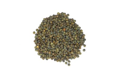 Yeşil çiğ mercimek beyaz arka planda izole edilmiş ve geniş bir alana yayılmış. Yüksek kalite fotoğraf