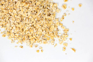 Beyaz yüzeyde yuvarlanmış yulaf ezmesi. Yüksek kalite fotoğraf