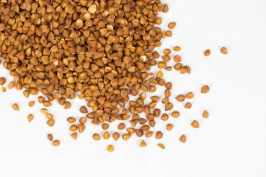 Beyaz arka planda izole edilmiş karabuğday tohumları yığını. Yüksek kalite fotoğraf