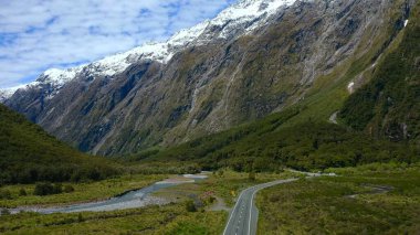 Dağlardaki dağ yolu.