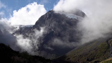 Dağların üzerinden bulutlar