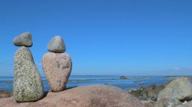 Kadın ve erkek parçaları, taş sahilde yapılan.