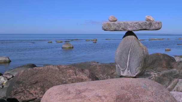 Uma figura de pedra - "Escalas de pedra " — Vídeo de Stock