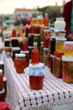 Köy pazarında çeşitli reçeller ve sirkeler