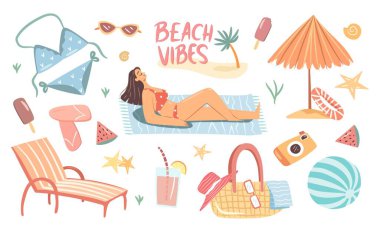 Bir kadının mayoyla güneşlendiği sevimli yaz plajı objeleri. Plaj çantası, şemsiye, yüzme yüzüğü, güneş gözlüğü, meyve, kamera, dondurma, kuyruk, şezlong dahil tatil koleksiyonu. El çizimi düz vektör çizimi.